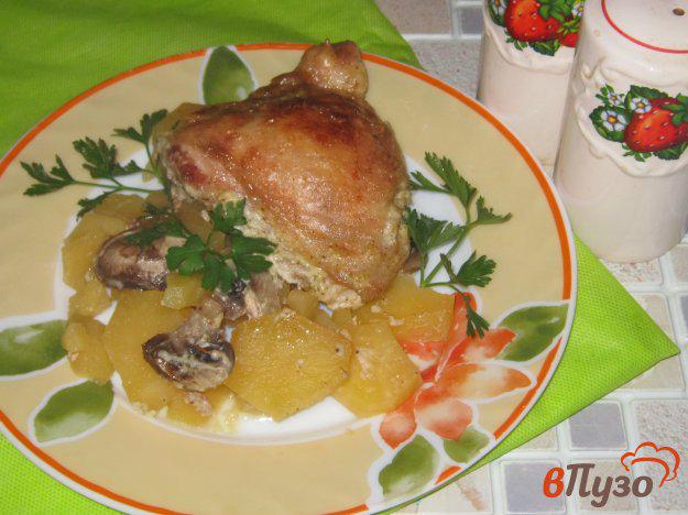 фото рецепта: Куриные бедра запеченные с картофелем и грибами