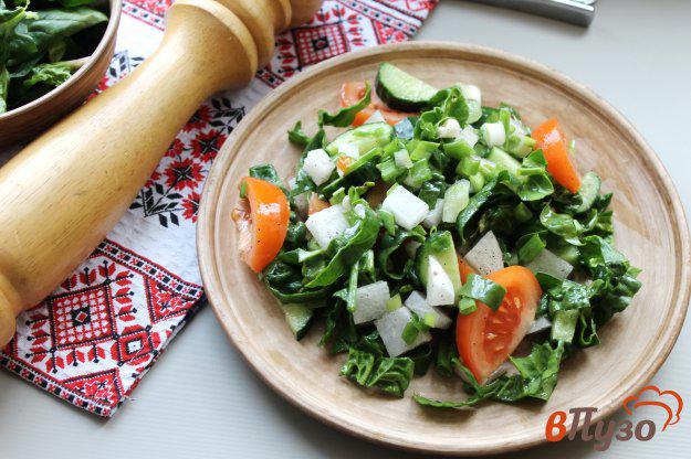 фото рецепта: Салат из шпината с овощами и дайконом