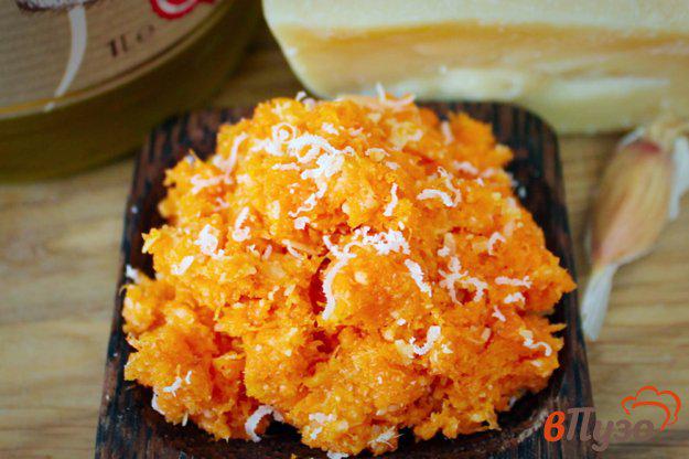 фото рецепта: Морковный салат с чесноком и сыром