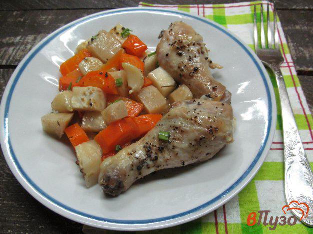 фото рецепта: Куриные ножки запеченные на овощах с чесноком