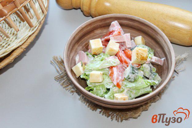 фото рецепта: Салат с вареной колбасой, салатными листья и твердым сыром