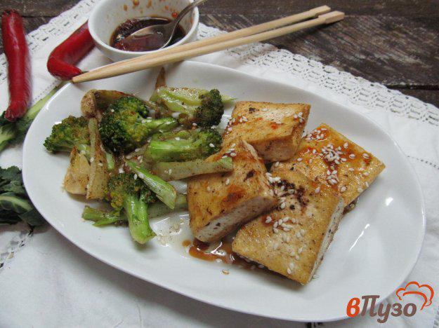 фото рецепта: Тофу с соусом чили и брокколи