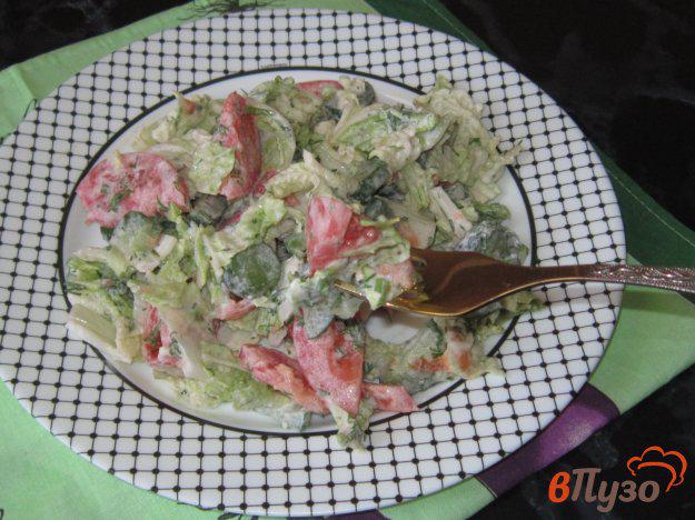 фото рецепта: Салат с малосольными огурцами и пекинской капустой в сметане