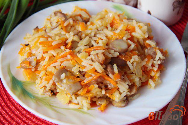 фото рецепта: Рис с грибами на сковороде