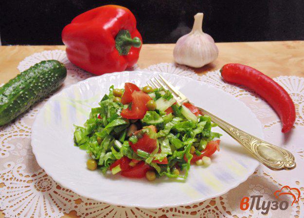 фото рецепта: Салат из помидоров, огурцов и салатных листьев