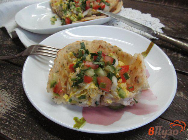 фото рецепта: Пирог с куриной грудкой и свежим салатом