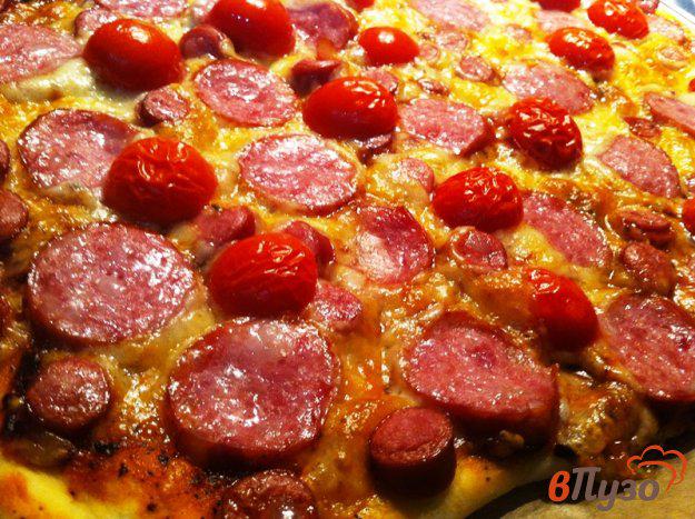 фото рецепта: Пицца с помидорами черри и охотничьими колбасками