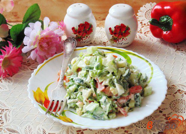 фото рецепта: Салат с помидором и чесноком