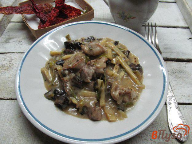 фото рецепта: Свинина с черносливом в густом сметанном соусе