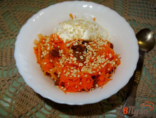 фото рецепта: Салат из моркови и яблок с изюмом