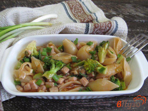 фото рецепта: Теплый салат из макарон брокколи и ветчины