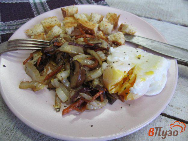 фото рецепта: Теплый салат из пекинской капусты с грибами