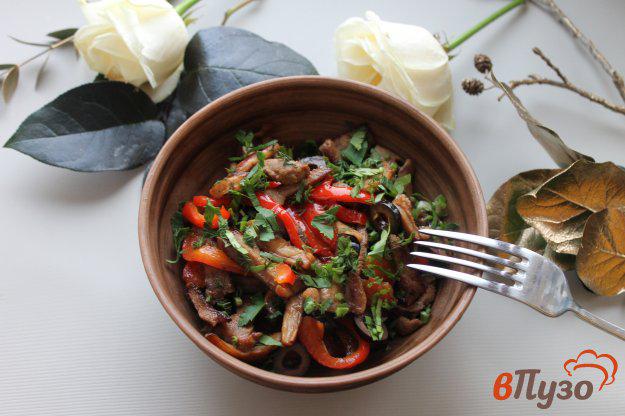 фото рецепта: Теплый салат из утиной грудки с болгарским перцем и грибами