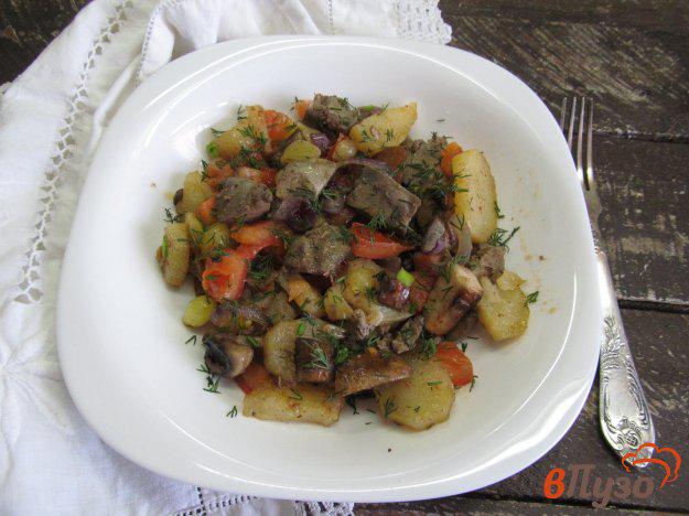 фото рецепта: Теплый салат из картофеля с куриной печенью и маринованным луком