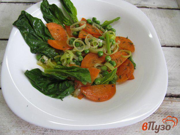 фото рецепта: Горячий салат с горошком и морковью