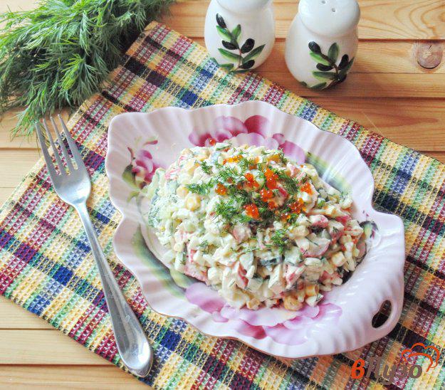 фото рецепта: Салат из крабовых палочек с рисом и огурцом