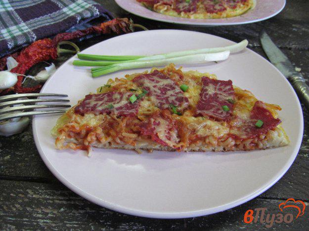 фото рецепта: Макаронная пицца с сыром и колбасой