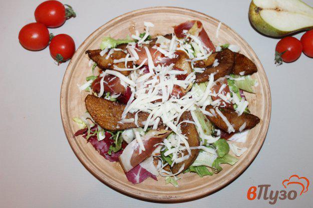фото рецепта: Салат с грушей и хамоном