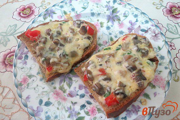 фото рецепта: Горячие бутерброды с маринованными грибами