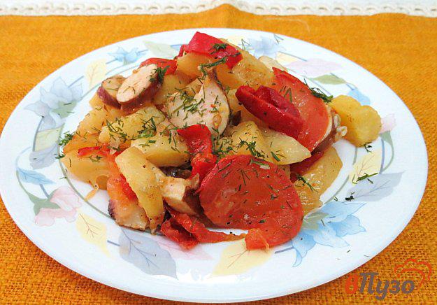 фото рецепта: Картофель запеченный с сосисками в духовке.