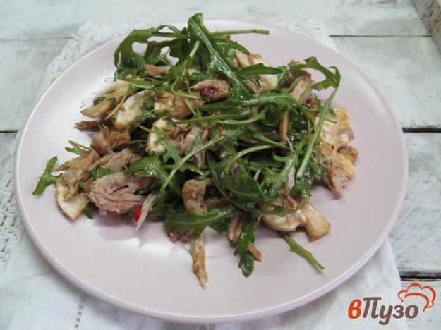 фото рецепта: Салат из рукколы с мясом и шампиньоном