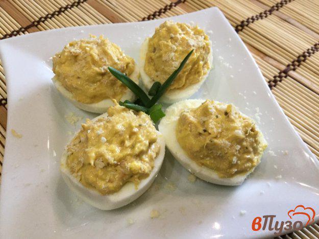 фото рецепта: Фаршированные яйца тунцом и сыром