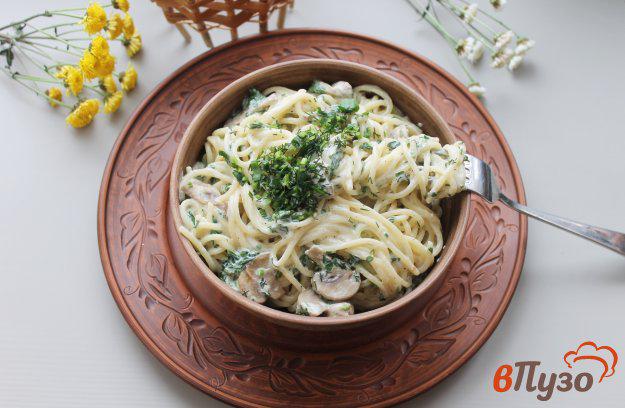 фото рецепта: Спагетти с грибами и шпинатом в сливочном соусе