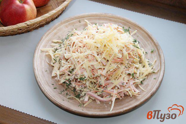 фото рецепта: Салат из капусты с колбасой, корейской морковью и сыром