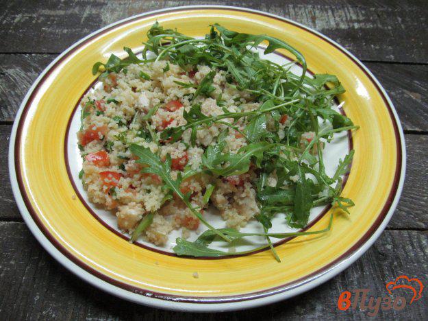 фото рецепта: Салат из кус-куса с курицей и рукколой