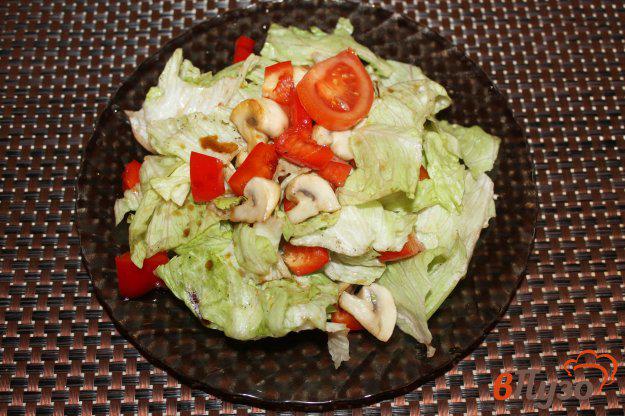 фото рецепта: Салат из перца, грибов и салатной капусты