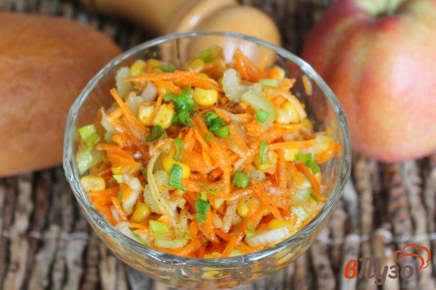 фото рецепта: Морковный салат с кукурузой и сельдереем
