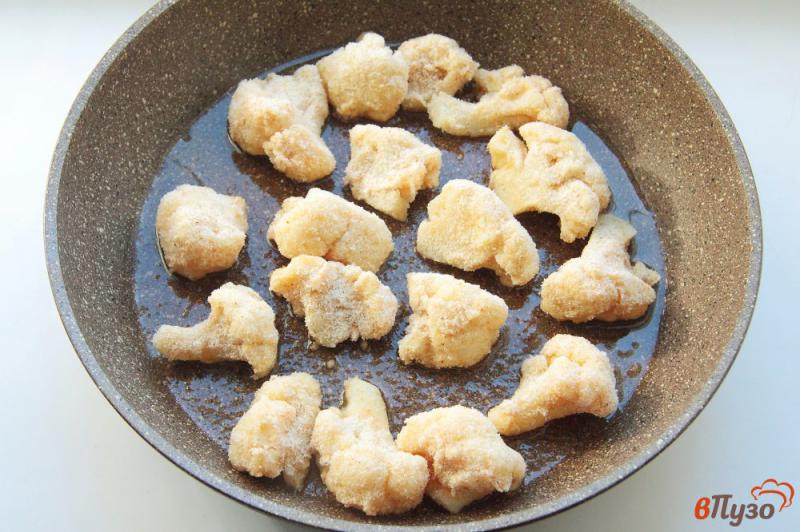 капуста в сухарях и яйце на сковороде. жареная капуста в кляре. цветная капуста жареная в сухарях. цветная капуста в сметанном кляре. капуста в сухарях и яйце на сковороде.