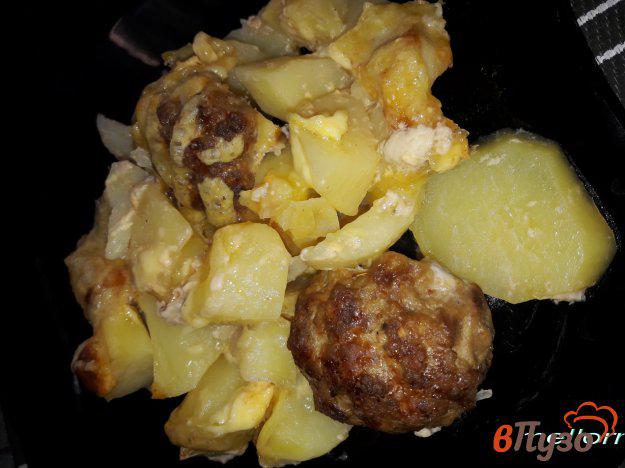 фото рецепта: Тефтели, запеченные с картофелем под сырной корочкой