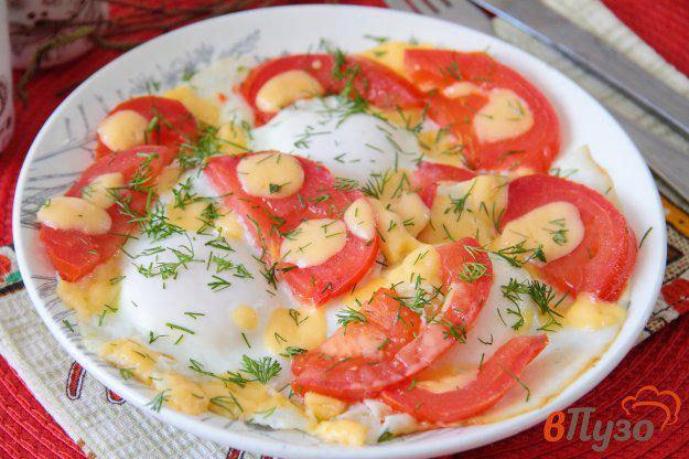 фото рецепта: Яичница с помидорами и сыром