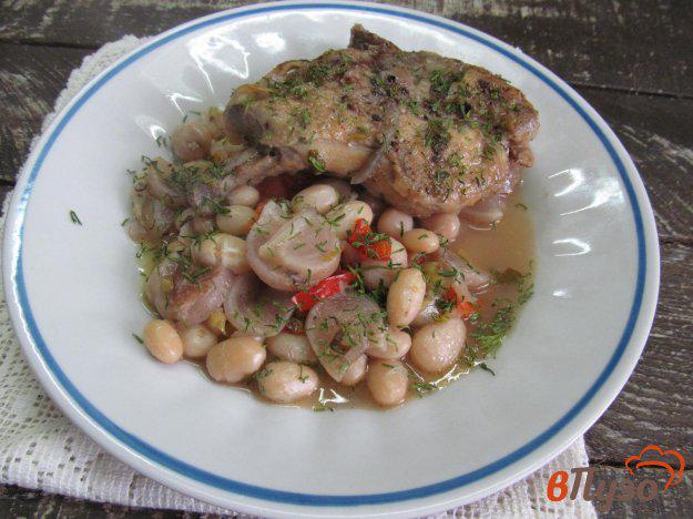 фото рецепта: Куриные бедра тушеные с овощами и фасолью