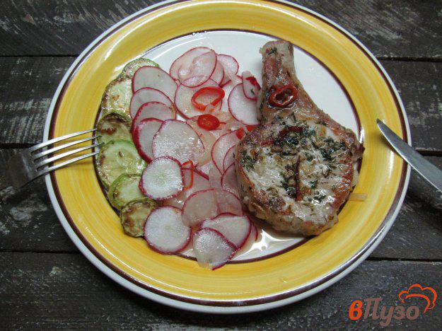 фото рецепта: Свиной стейк с жареным кабачком и маринованным редисом
