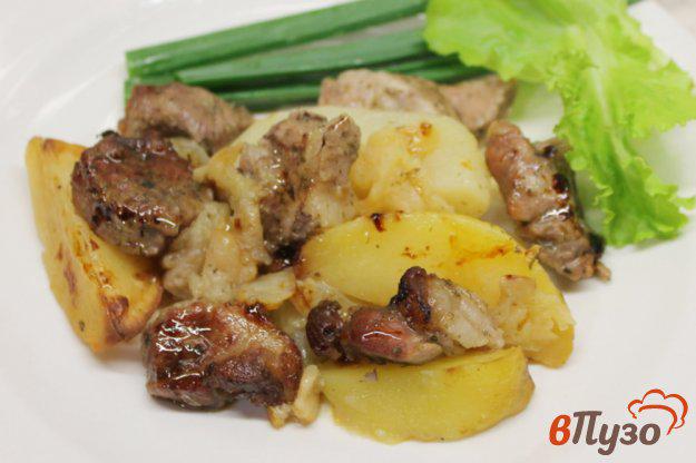 фото рецепта: Картофель со свининой, луком и яблоком в рукаве