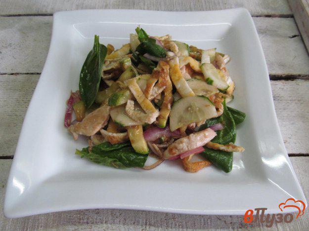 фото рецепта: Салат с куриной грудкой кабачком и огурцом