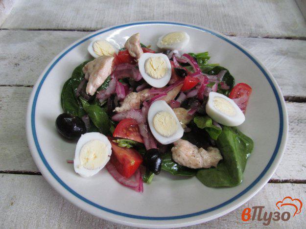 фото рецепта: Салат из помидора с курицей и оливками