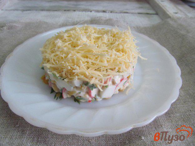 фото рецепта: Салат с кукурузой крабовыми палочками и сыром