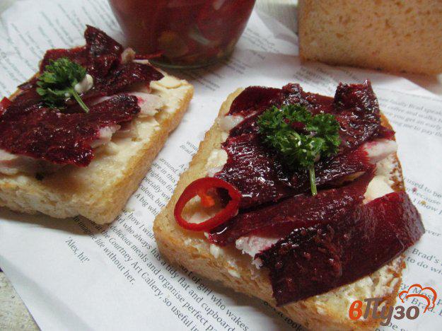 фото рецепта: Сэндвич с сыром и маринованной свеклой