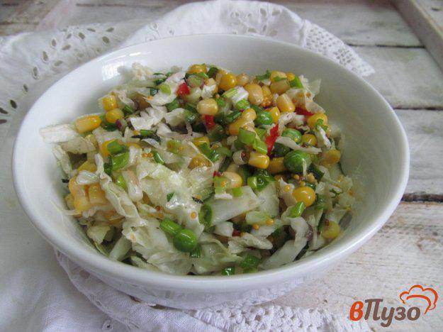 фото рецепта: Салат из пекинской капусты с горошком