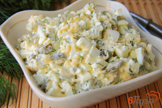 фото рецепта: Салат с яйцами, солеными огурцами и сыром