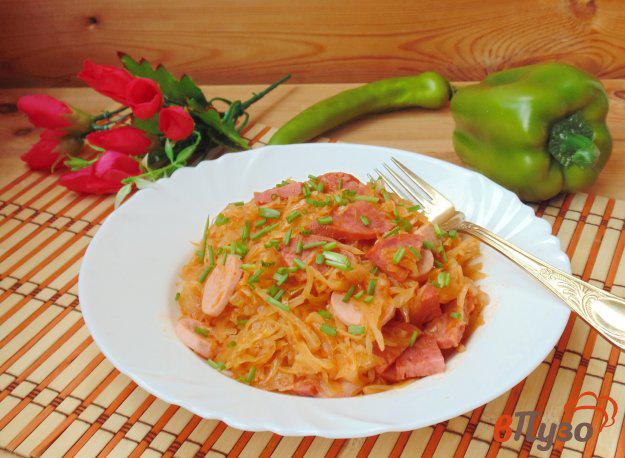 фото рецепта: Тушеная капуста с сосисками и салями