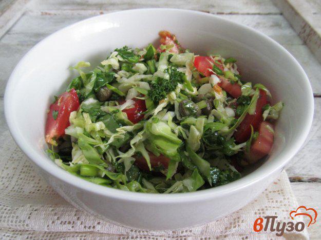 фото рецепта: Салат из молодой капусты с помидором и каперсами