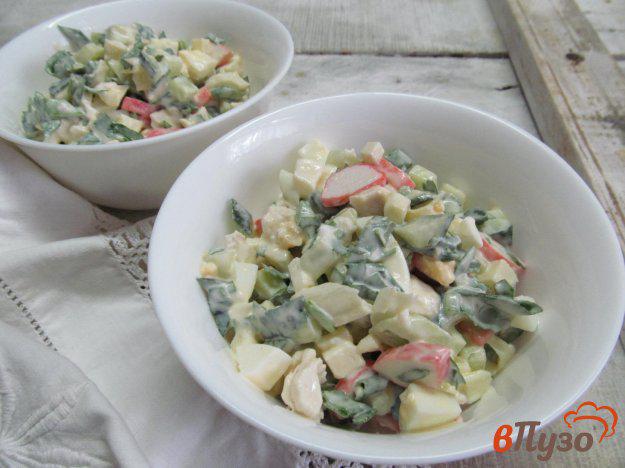 фото рецепта: Салат из яблока с куриной грудкой и крабовыми палочками