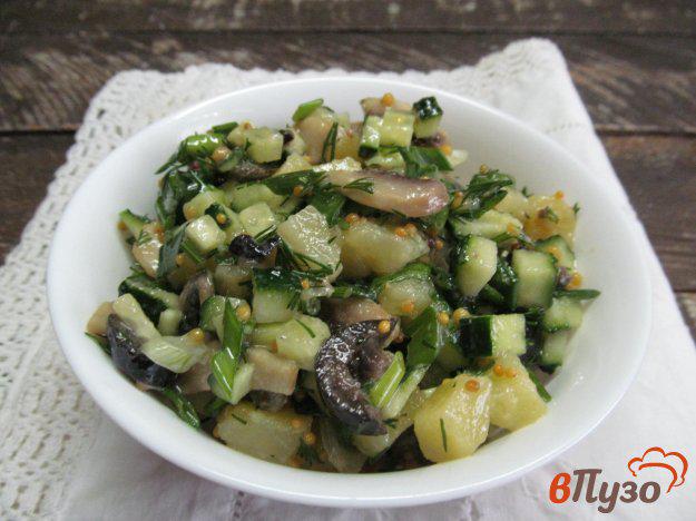 фото рецепта: Салат из картофеля с оливками и грибами