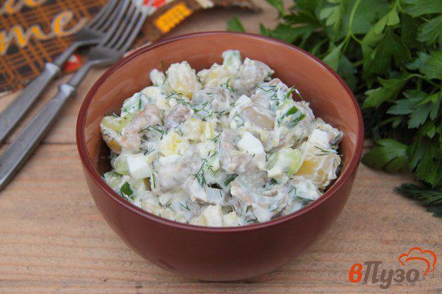 фото рецепта: Салат из соленых груздей с картофелем, огурцом и яйцами