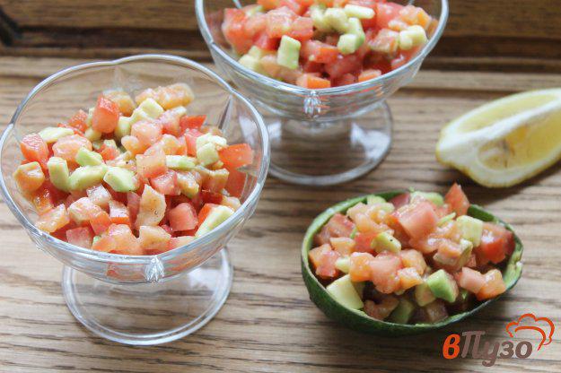 фото рецепта: Салат из авокадо, помидоров и красной рыбы с легкой заправкой