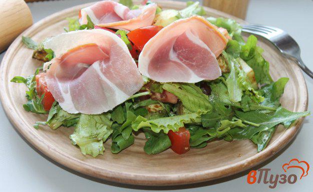 фото рецепта: Салат из кабачков, листового салата и вяленого мяса